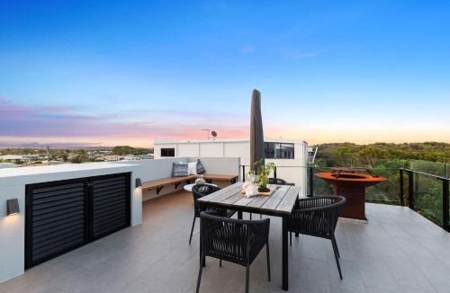 Warana House | Luxurious Waterfront Home with direct beach access and ocean views from top viewing deck