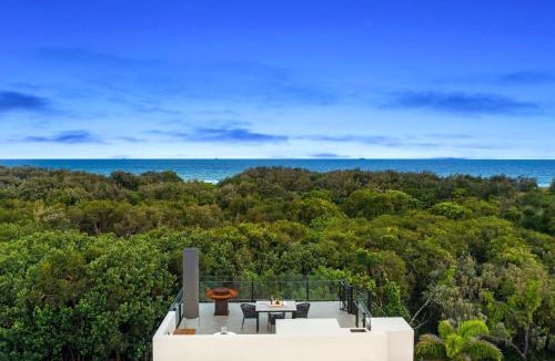 Warana House | Luxurious Waterfront Home with direct beach access and ocean views from top viewing deck