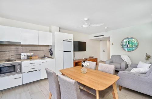 Palm Cove Apartment | Luxury 2 Bed Palm Cove Unit, Pool & Partial Ocean View from 2nd Floor