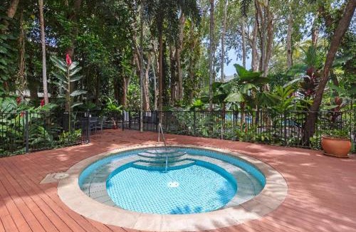 Palm Cove Apartment | Luxury 2 Bed Palm Cove Unit, Pool & Partial Ocean View from 2nd Floor