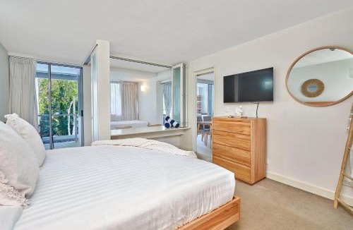 Palm Cove Apartment | Luxury 2 Bed Palm Cove Unit, Pool & Partial Ocean View from 2nd Floor