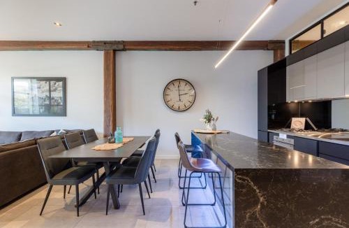 Teneriffe Apartment | Luxury 3 brm 2 bath Woolstore apt with Courtyard