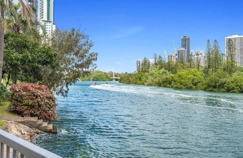 Main Beach Apartment | Luxury 3BR with Ocean and Trackside GC 500 Views