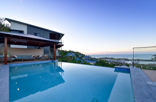 Airlie Beach House | Luxury 4 bedroom holiday home with panoramic views in Airlie Beach