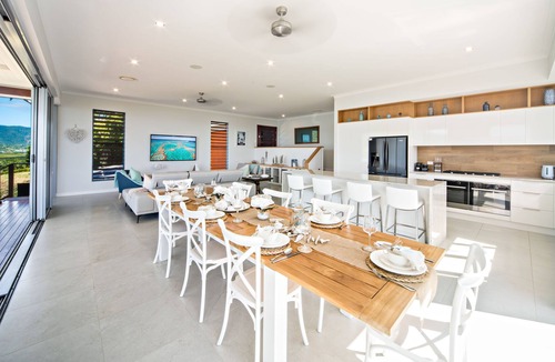 Airlie Beach House | Luxury 5 bedroom holiday home with private pool and ocean views