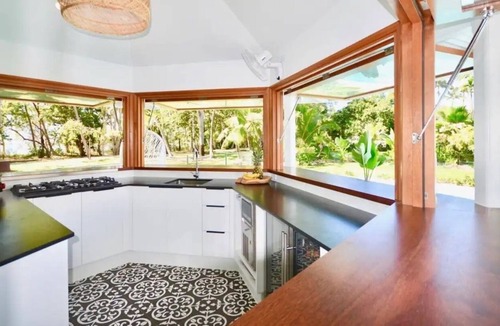 Kewarra Beach House | Luxury beachfront home 20 minutes from Cairns CBDn