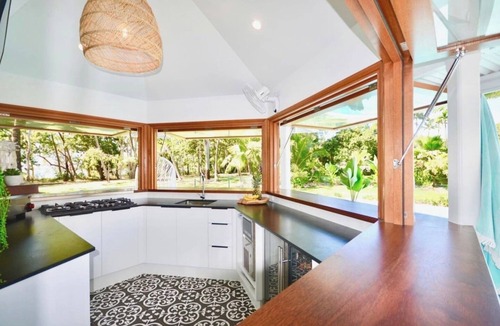 Kewarra Beach House | Luxury beachfront home 20 minutes from Cairns CBD