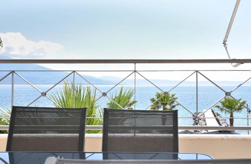 Nees Pagases House | Luxury Beachfront Suite