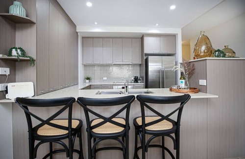 Cairns Central Business District Apartment | Luxury Cairns Stay with Pool and BBQ