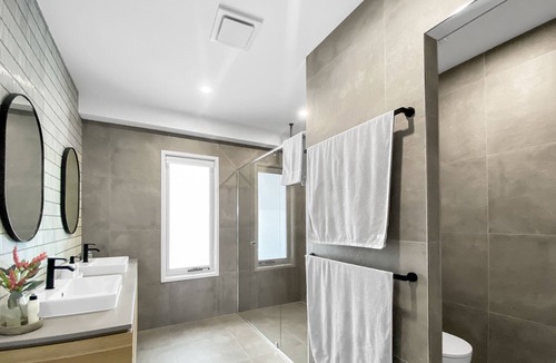 Warana House | Luxury Home Five Bedroom with Pool and Sauna