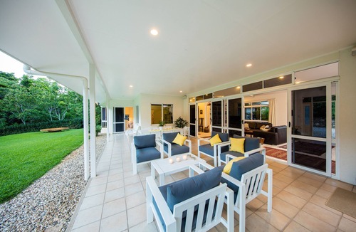 Clifton Beach House | Luxury Home in Nature surrounded by Wallabies