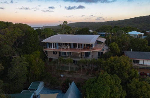 Point Lookout House | Luxury house, extensive beach + ocean views, minutes to flags on Cylinder Beach