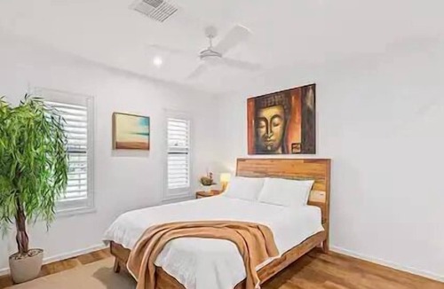 Birtinya Apartment | Luxury Lake View - with pool -Sunshine Coast
