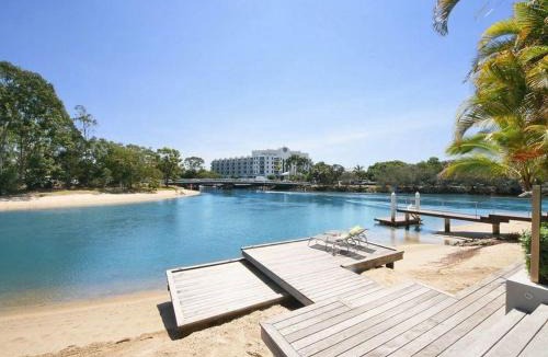 Noosa Heads House | Luxury Retreat with Private Beach & Jetty