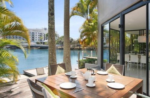 Noosa Heads House | Luxury Retreat with Private Beach & Jetty