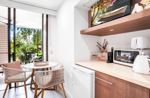 Palm Cove Apartment | Luxury Studio in Palm Cove Resort | Steps to Beach & Pools