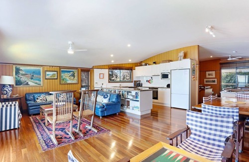 Point Lookout Apartment | Luxury three bedroom unit with spectacular beach and ocean views.