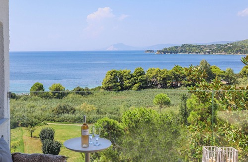 Kanapitsa Villa | Luxury Villa Alma in Skiathos. Steps to the beach., 10 min to Town.