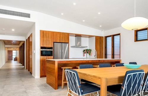 Flametree House | Luxury Villas Azure (Walk to Beach)