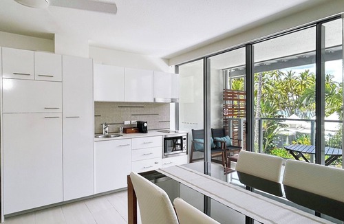 Palm Cove Apartment | Lxry 2 bed Apt-Sea and Mountain View