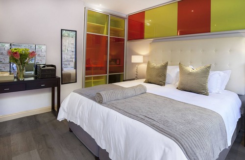 Simon's Town House | Magellan’s Hotel in Simons Town, Cape Town is a modern furnished Guest House.