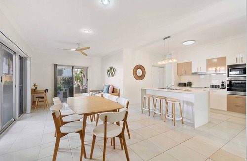 Mount Coolum House | Makin' Waves l Walk to the beach in 2 mins! Heated pool!