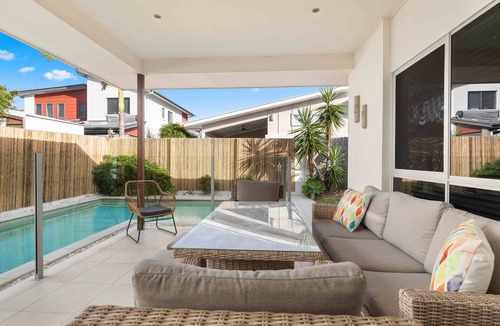 Mount Coolum House | Makin' Waves l Walk to the beach in 2 mins! Heated pool!