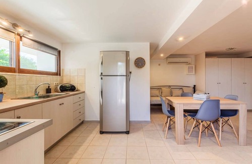 Riglia House | Mani s Aura Seaside-enchanting Stone Gem
