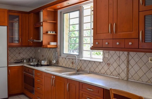 Vrilissia Villa | Marousi Escape - Conveniently situated - Quiet, Green & 5 min walk from trains