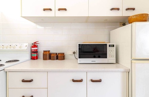 Kangaroo Point Apartment | Mid-Century Pad - 1 bed/1 bath/1 car 10 min CBD