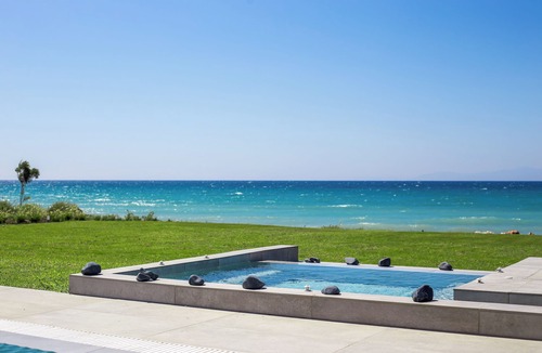 Fanai Villa | Miguel Luxury Beachfront Villa with Jacuzzi & Private Beach