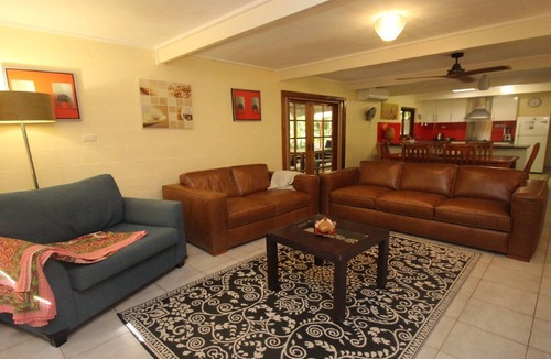 Horseshoe Bay House | Moana Cottage, stroll to Horseshoe Bay beachfront