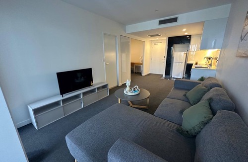 Toowong Apartment | Modern 1-Bedroom Apartment with Parking & Pool in Toowong