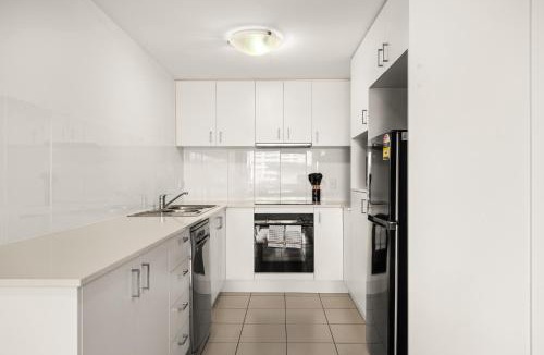South Brisbane Apartment | Modern 2-Bed Apartment with Gym & Sauna Access