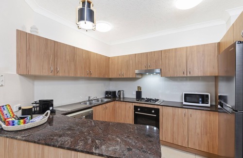 South Brisbane Apartment | Modern 2-bed Unit with Parking in South Brisbane
