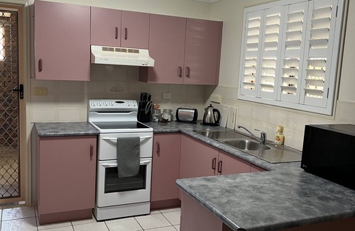 Gracemere House | Modern 3 Bedroom fully A/C Town House with lock up garage and super fast WiFi