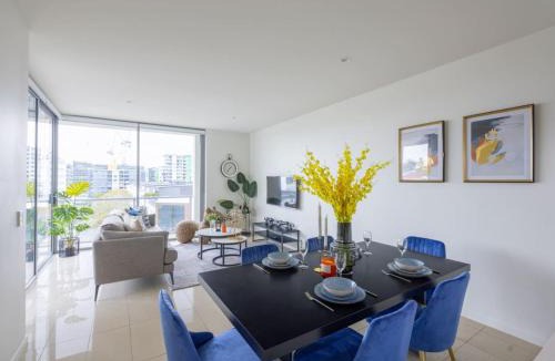 West End Apartment | Modern 3BR Riverside APT w Parking near Shops and Park