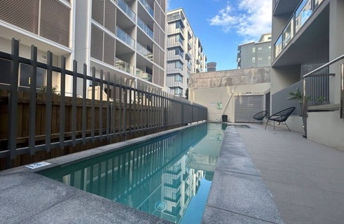 West End Apartment | Modern 3BR Riverside APT W/Parking near Shops&Park