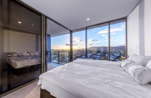 Toowong Apartment | Modern APT in Toowong with Mountain View