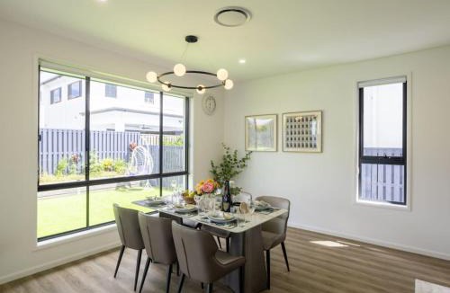 Rochedale House | Modern Elegance Spacious 5BR Retreat in Rochedale