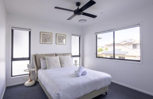 Rochedale House | Modern Elegance Spacious 5BR Retreat in Rochedale