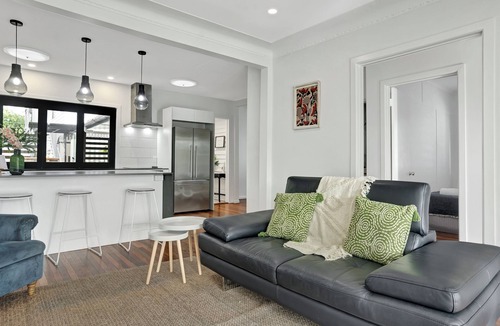 Graceville House | Modern family home in a leafy riverside suburb