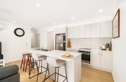 Redcliffe House | "Modern in Margate with Pool" - Margate Q 4019
