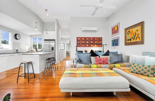 Parramatta Park House | Modern meets Tropical in this Free standing Home