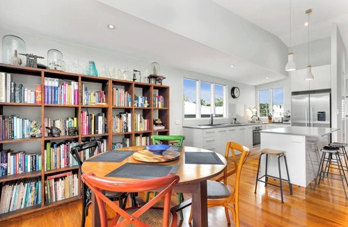 Parramatta Park House | Modern meets Tropical in this Free standing Home
