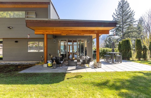 Squamish House | Modern Mountain Views Forest Home