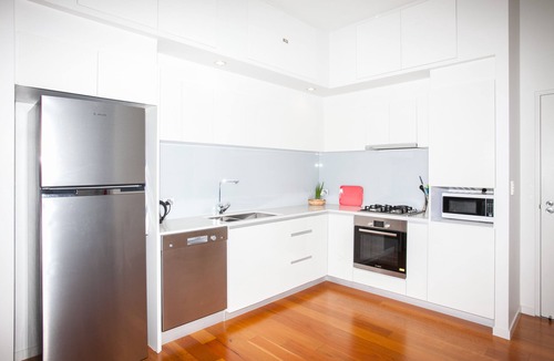 Hawthorne Apartment | Modern One Bedroom on Top Floor, Parking and Wifi-Walk to Ferry, Shops and Cafes