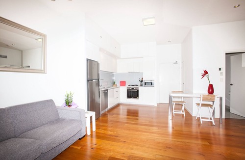 Hawthorne Apartment | Modern One Bedroom on Top Floor, Parking and Wifi-Walk to Ferry, Shops and Cafes