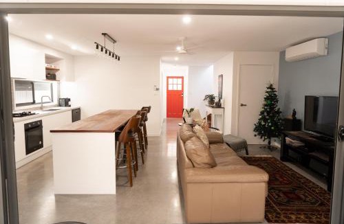 Palm Beach House | Modern Palm Beach getaway to suit whole family
