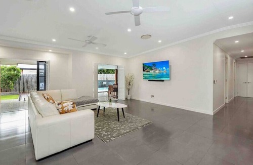 Annandale House | Modern quality with huge pool & golf green!